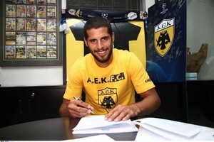 ELLITORAL_429622 |  Gentileza Emanuel Insúa ya firmó su desvinculación de AEK de Grecia y firmará en Vélez.