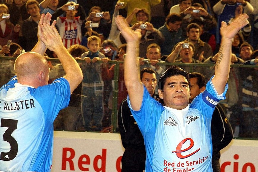 ELLITORAL_340033 |  Archivo El Litoral La alegría del  10 . El gesto de Maradona al salir en Santa Fe y ver la Tecnológica llena como nunca
