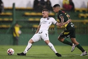 Matías Nápoli La secuencia de una clara infracción que Espinoza no vio. Frías toma desde atrás a Beltrán y le hace perder la estabilidad. El delantero de Colón cayó cuando iba hacia el arco y sólo quedaba el cierre de Colombo para enfrentar a Unsaín. El partido recién empezaba.