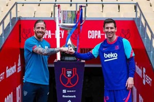 ELLITORAL_370523 |  Gentileza Messi (con nuevo look) y el capitán del Athletic de Bilbao, en la previa de la final.