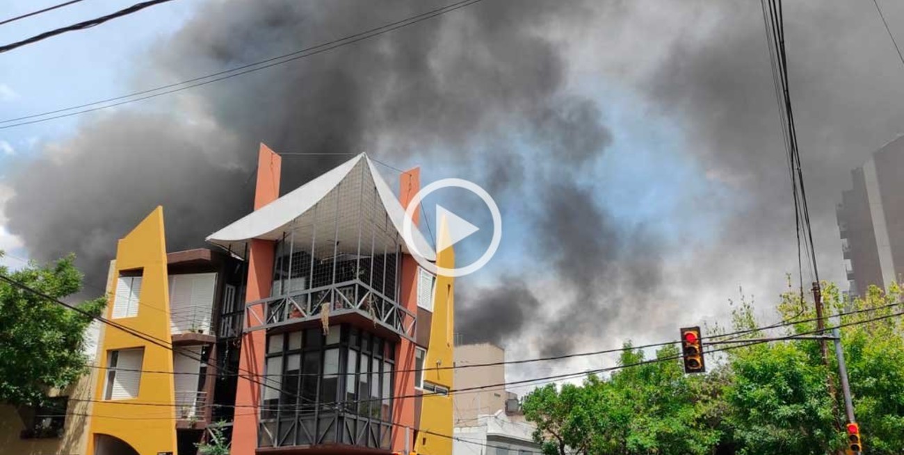 Video: feroz incendio en Rosario