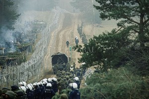 ELLITORAL_417561 |  Reuters Soldados y policías polacos permanecen de guardia en la frontera entre Polonia y Bielorrusia.