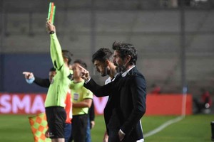 ELLITORAL_380269 |  Pablo Aguirre Eduardo Domínguez le da indicaciones a Pierotti antes de ingresar. El juvenil convirtió el gol definitivo en su primera intervención.