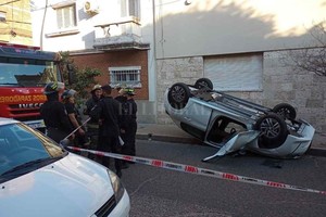 Manuel Fabatía El Peugeot 208 quedó volcado en una de las veredas