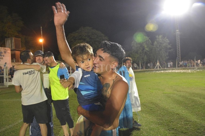 ELLITORAL_420272 |  Manuel Fabatía Los niños presentes. No faltó nadie. Familiares, amigos e integrantes del barrio que lleva el mismo nombre, dieron rienda suelta a la felicidad que provoca una vuelta olímpica. La organización no mostró fisuras y todo terminó en paz.