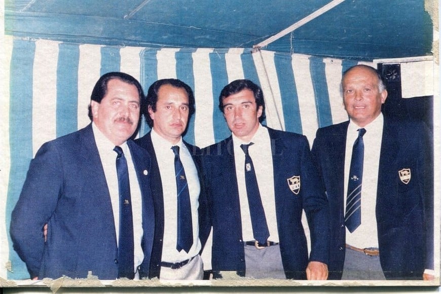 ELLITORAL_331977 |  Gentileza Con Carlos Ferro, junto a Hugo Porta y Oscar Martínez Basante, durante uno de sus tantos encuentros con grandes referentes del rugby argentino.