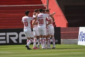 ELLITORAL_400467 |  Luis Cetraro Cordero ya anotó el gol de penal y sus compañeros lo abrazan en el festejo.