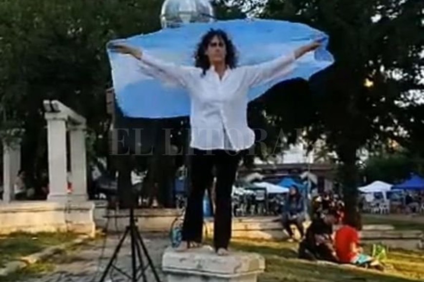 ELLITORAL_413635 |  Gentileza ALSF Además del grupo de cantantes, se contó con la participación especial de la bailarina y coreógrafa Miryan Burgués, danzando nuestro Himno Nacional.