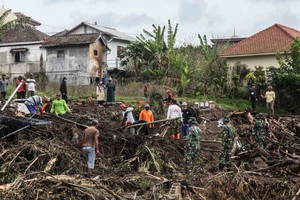 ELLITORAL_415851 |  Gentileza Pobladores del lugar, junto a oficiales colaboran en la intensa búsqueda de personas entre los escombros.
