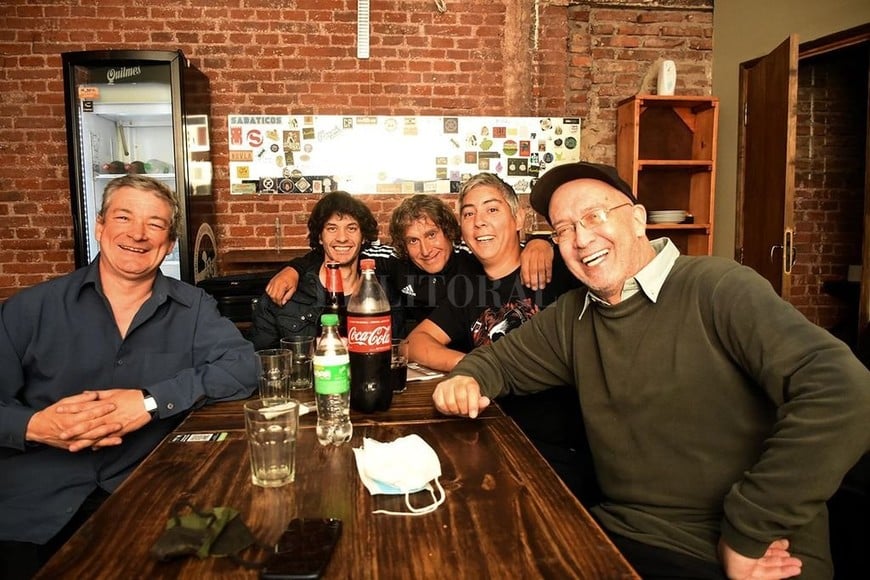 ELLITORAL_411508 |  Manuel Fabatía Compañeros: en la formación con la que visitó Santa Fe, junto a Pino Callejas (al centro), Guillermo Trapani, Pablo Saravia y Lucho Dragone.