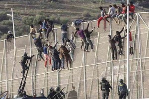 ELLITORAL_391939 |  Gentileza Cerca de 300 inmigrantes entraron en España saltando la valla de Melilla.