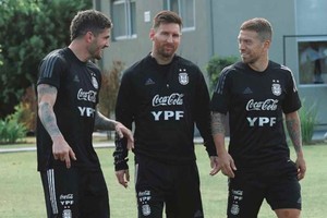 ELLITORAL_417367 |  Gentileza Con o sin el 10. Argentina quiere dar otro paso hacia Qatar en el clásico rioplatense con Uruguay a jugarse esta noche. Messi quiere estar, pero todavía no está definido que juegue.