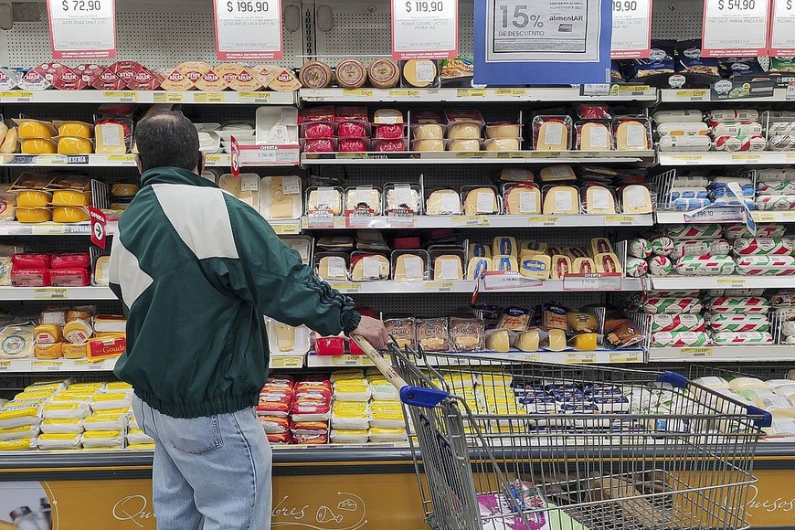 ELLITORAL_417279 |  Archivo NOTICIAS ARGENTINAS BAIRES 
OCTUBRE 21: Clientes observan los 
precios en las gÃ³ndolas de un 
supermercado mientras continua la 
polÃ©mica por el congelamiento de 
productos decretado por la 
secretaria de comercio. 
Foto NA: DAMIAN DOPACIO