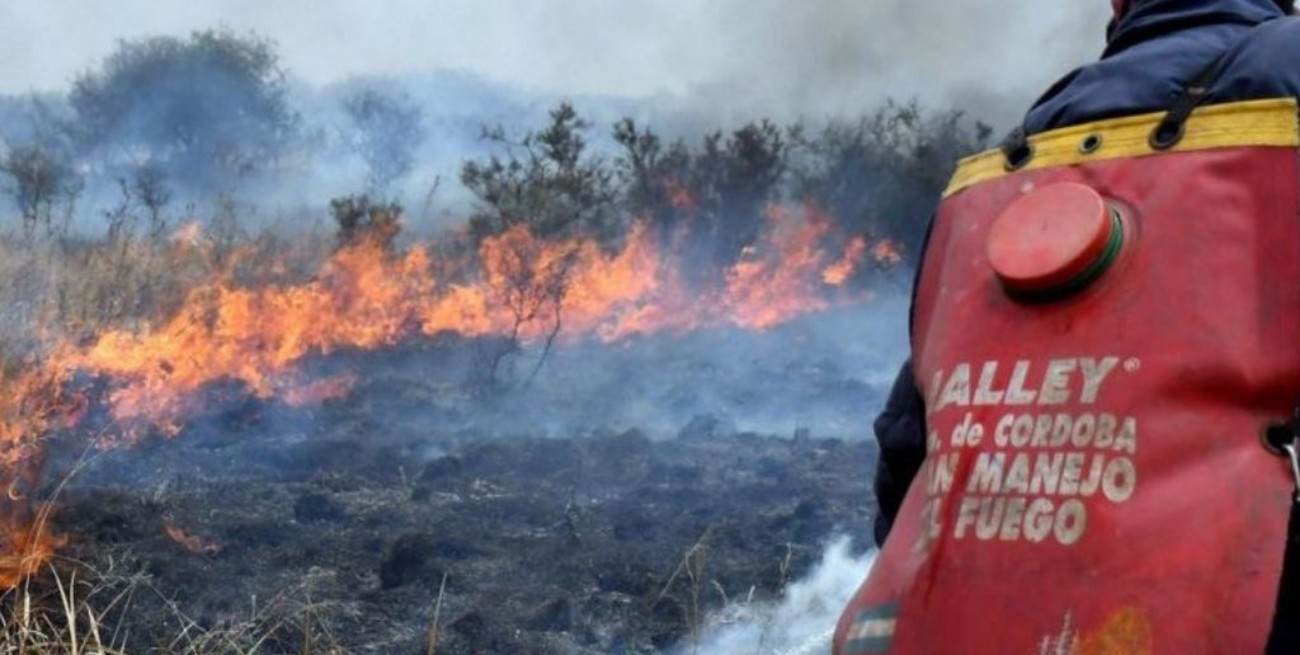 Córdoba: controlan incendio forestal en La Granja y se mantiene activo el fuego en Traslasierra