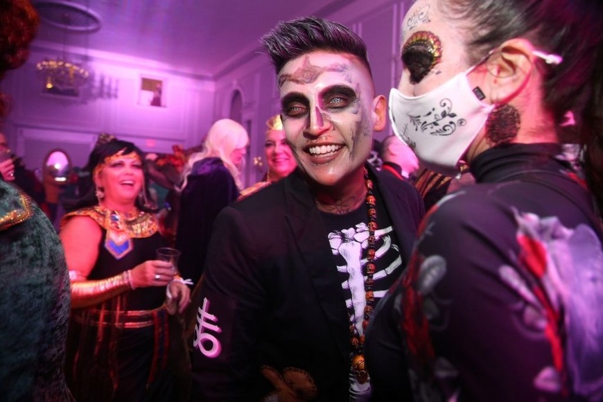 ELLITORAL_414533 |  Reuters Personas disfrazadas asisten al baile oficial de Halloween de las brujas de Salem en Salem, Massachusetts, EE. UU.