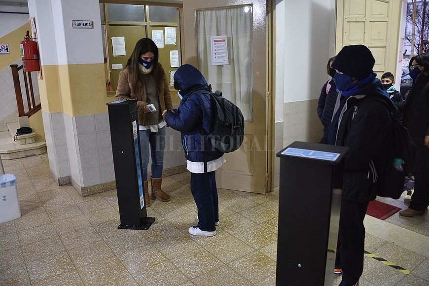 ELLITORAL_386791 |  Flavio Raina Al momento del ingreso -en foto, la  escuela moreno-, se realiza de manera diferenciada para medir la temperatura, higienizar las manos y respetar el distancimiento social.