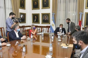 ELLITORAL_358584 |  Gentileza Gustavo Bordet, gobernador de Entre Ríos firmando el convenio.