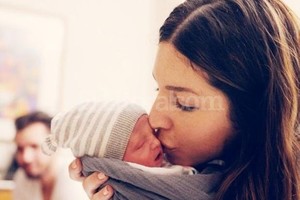 Los padres registraron en imágenes cada beso y cada momento junto al pequeño.