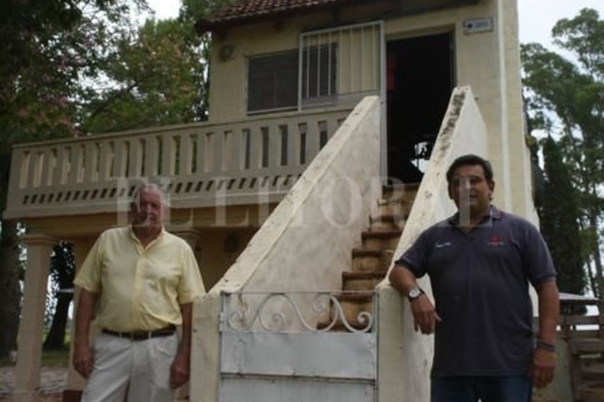 ELLITORAL_435409 |  Mauricio Garín Coquito  y el  Bocha  con el histórico  Castillo  a sus espaldas.