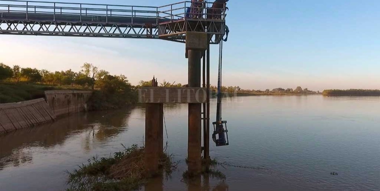 Assa refuerza la captación de agua y pide uso racional por la bajante del Río Paraná