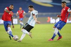 ELLITORAL_383455 |  Gentileza Lionel Messi jugó un muy buen partido, hizo un golazo de tiro libre y metió dos o tres pase-gol que no aprovecharon sus compañeros. Fue la figura de una selección que, con aciertos y errores, debió ganar.
