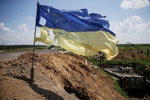 ELLITORAL_424036 |  Archivo - Reuters Una bandera nacional ucraniana hecha jirones ondea al viento en una posición ocupada por las fuerzas armadas ucranianas cerca de la ciudad de Maryinka, en el este de Ucrania, el 5 de junio de 2015