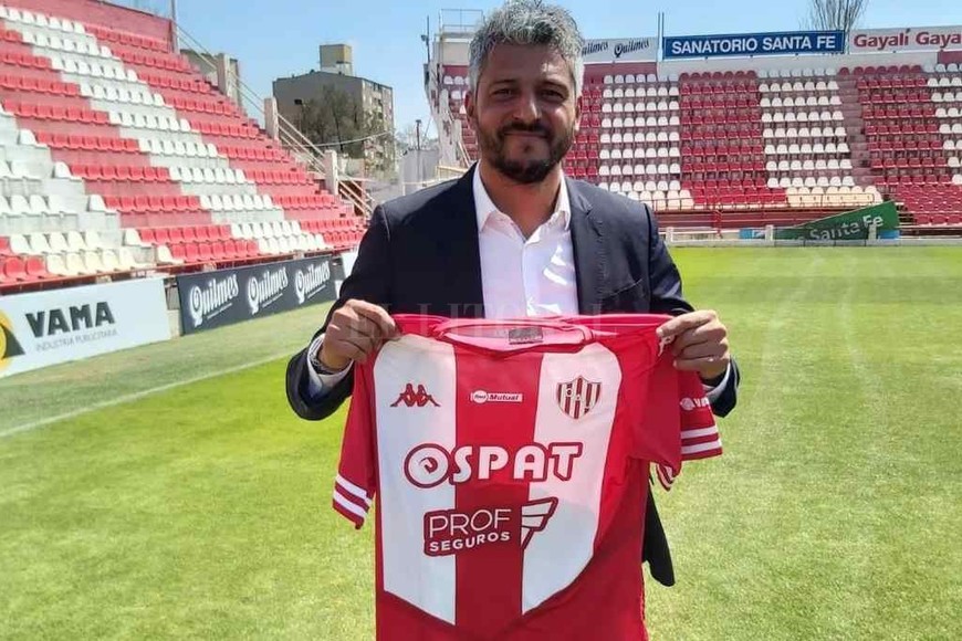 ELLITORAL_409269 |  Gentileza Ya la siente. Gustavo Munúa muestra con satisfacción la camiseta del equipo del que se hizo cargo esta semana.
