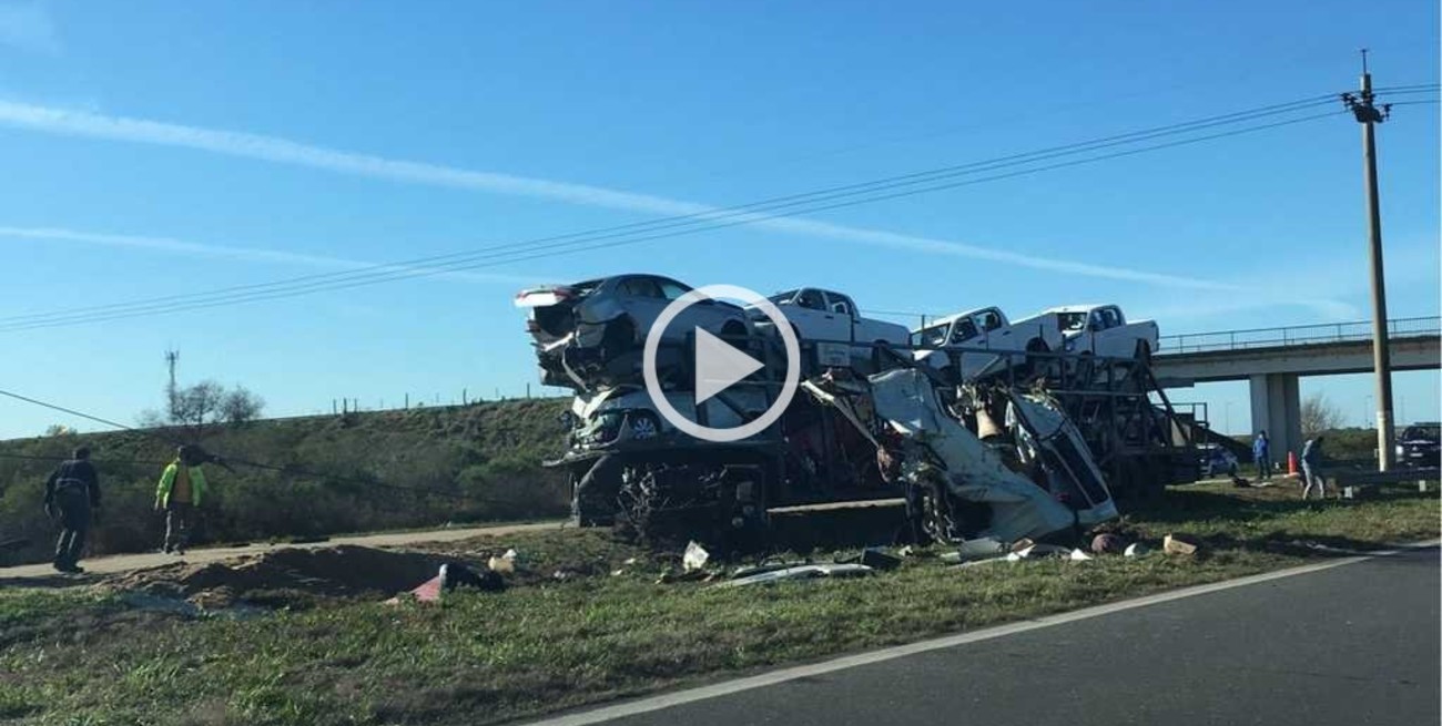 Fuerte choque de camiones en la autopista Santa Fe - Rosario