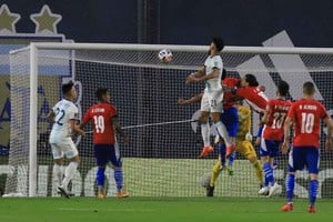 ELLITORAL_337438 |  Gentileza NA Nicolás González ya ganó en lo alto y la pelota tiene destino de gol.