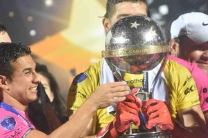 Mauricio Garín Lo afectó a Pinos. Desde que comenzó esta cadena de reclamos (Técnico en el TAS y Colón en la Conmebol), Jorge Vladimir Pinos (en la foto tapado por la Copa) bajó muchísimo su rendimiento. Ya no es la figura de su club, Independiente del Valle: es más, Alfaro nunca lo llamó para la Selección de Ecuador.