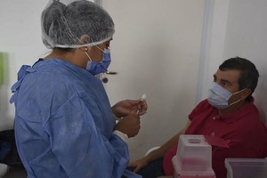 Télam Télam 26/03/2021 Salta : Comenzó en Salta la vacunación contra el coronavirus de pacientes trasplantados. Foto: Luis Cornú