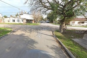 ELLITORAL_410117 |  Captura digital - Google Maps Streetview Los servicios de emergencia recibieron el alerta y se dirigieron a una vivienda ubicada en las calles Arroyo Correntoso y Medrano, donde vive la pereja. Cuando llegaron constataron que la beba estaba muerta.