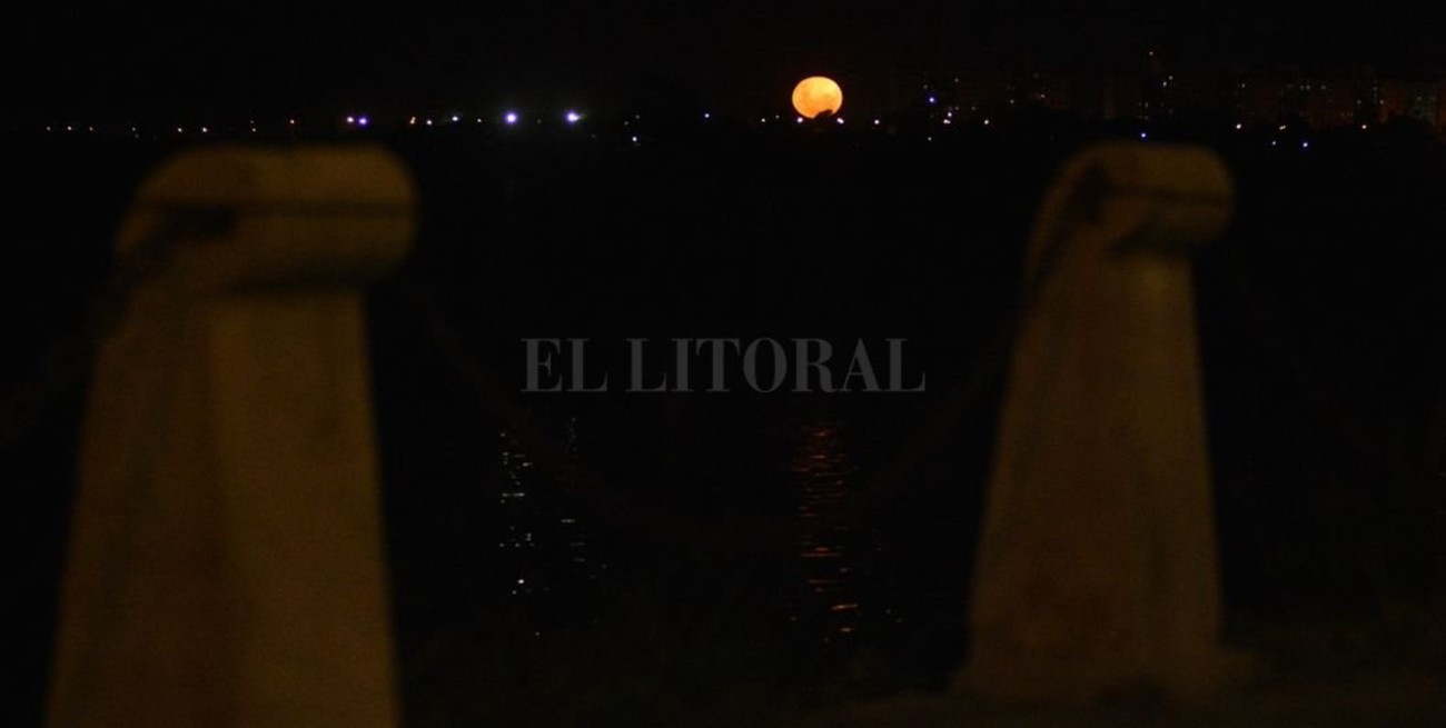 Galería de imágenes: segunda noche de Superluna "rosa" en Santa Fe