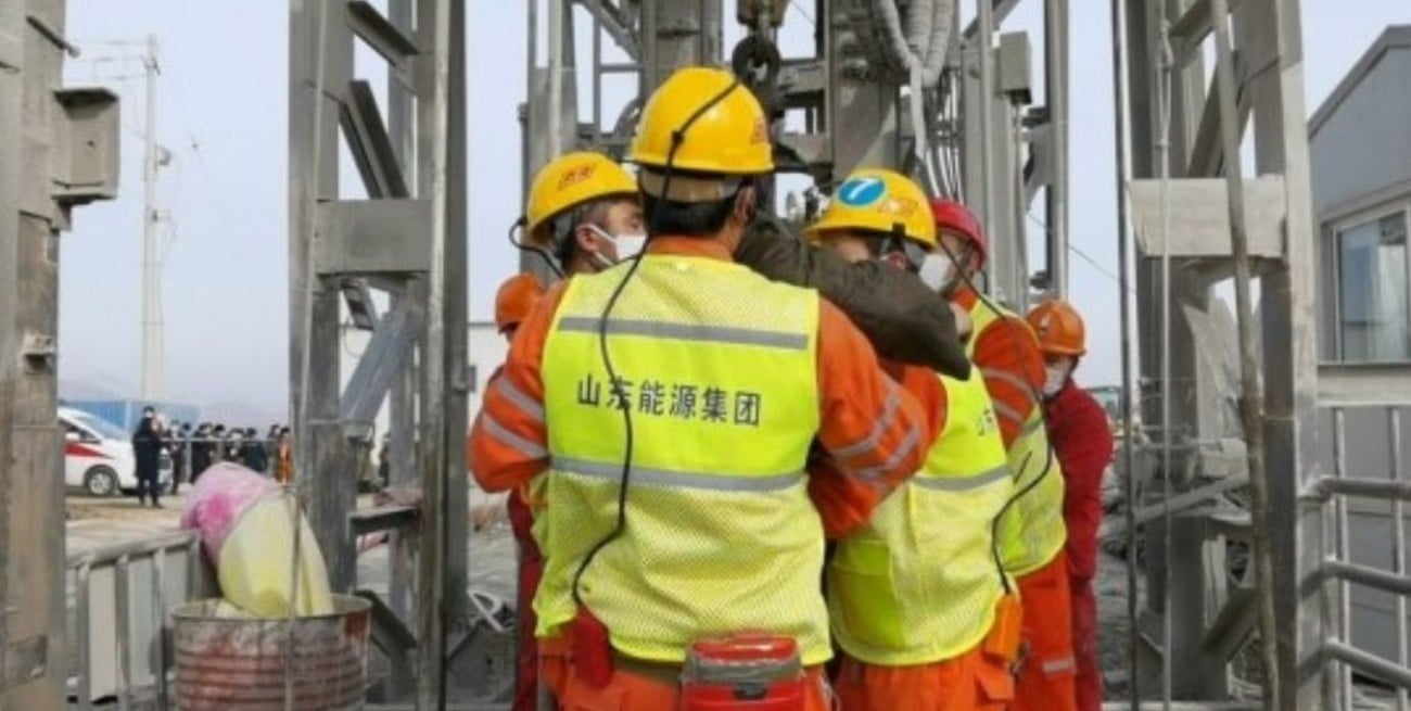 Rescatan a once mineros atrapados desde hace dos semanas en China El Litoral