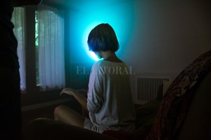 Gentileza Maxi Bottoli Candela nimbada por un aura onírica, en una estética a lo David Lynch que sobrevuela varios pasajes del video.