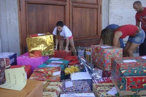 ELLITORAL_167600 |  Gentileza Nochebuena para Todos Santa Fe Desafío solidario. Las 50 cajas que lograron reunir en su primera edición, hace seis años, el año pasado se multiplicaron en 600 para diferentes barrios de la ciudad. Esta vez, la meta es lograr cien más que el año pasado.