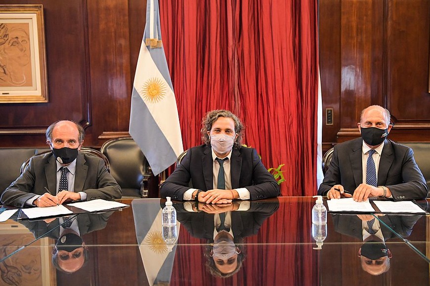 ELLITORAL_368205 | Gentileza El jefe de Gabinete, Santiago Cafiero, participa; junto al Gobernador de la provincia de Santa Fé, Omar Perotti; y el presidente del Banco de la Nación argentina, Eduardo Hecker; de la firma de un conveno para fnanciamiento par sectores productivos por $26.500 millones de pesos. Ciudad de Buenos Aires, miércoles 7 de abril de 2021. Foto: Irina Sanchez, prensa jefatura de Gabinete de Ministros