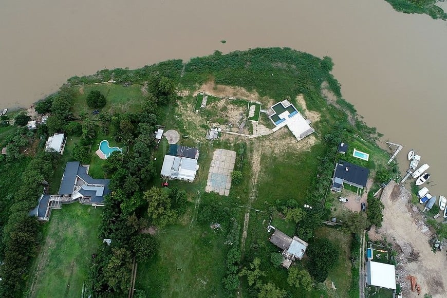 Fernando Nicola La ilegalidad vista desde arriba. Vista aérea de la zona usurpada en la Isla Sirgadero.