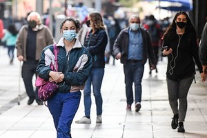 ELLITORAL_404204 |  Xinhua/Jorge Villegas (210910) -- SANTIAGO, 10 septiembre, 2021 (Xinhua) -- Una mujer camina por una calle en Santiago, capital de Chile, el 10 de septiembre de 2021. (Xinhua/Jorge Villegas) (jv) (da) (ra) (vf)