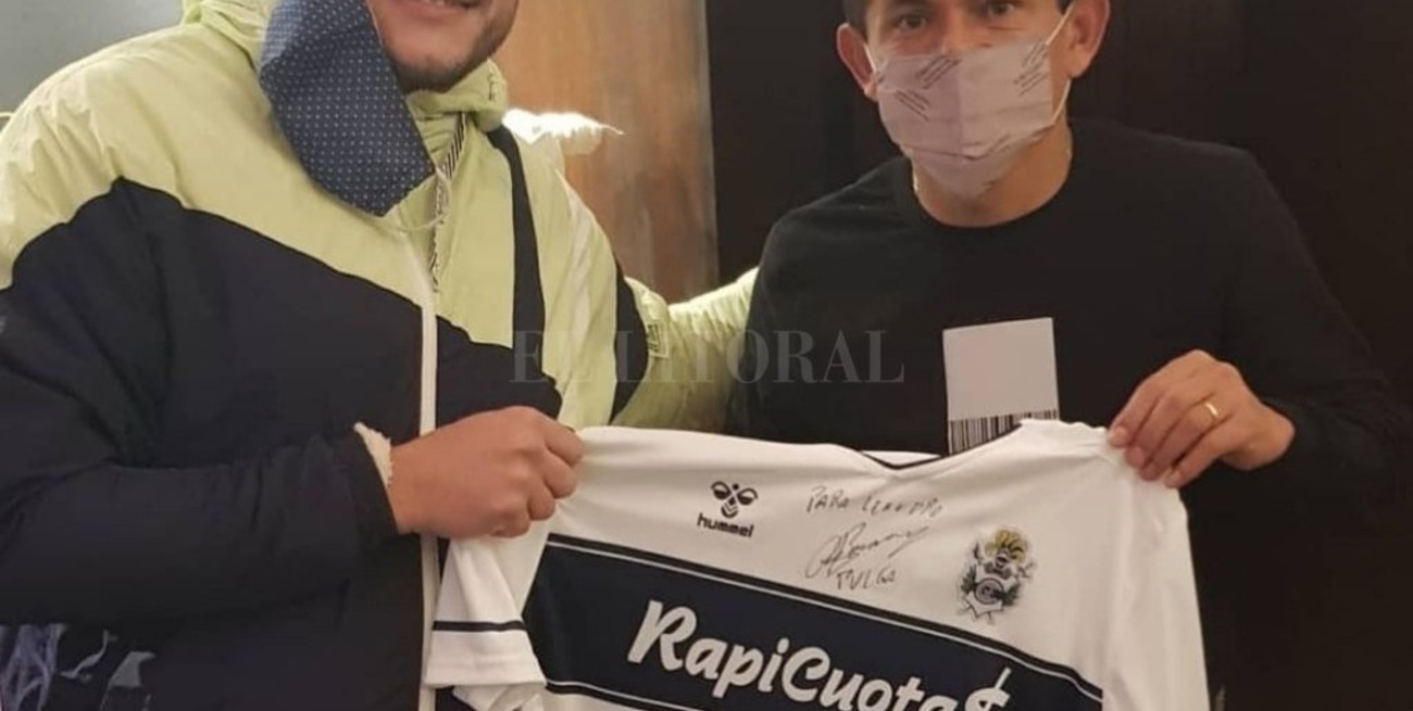 "Pulga" Rodríguez ya posó con la camiseta de Gimnasia y este lunes se formalizará su incorporación