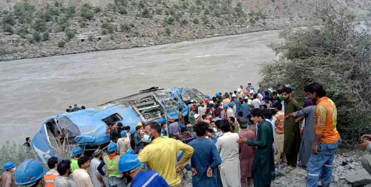 Al menos 20 muertos al desabarrancarse un micro en la región paquistaní de los Himalaya