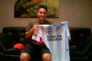 Gentileza Bieler, firma y trabajo. El delantero sigue en Rafaela a pesar de los ofrecimientos que llegaron de otros clubes.