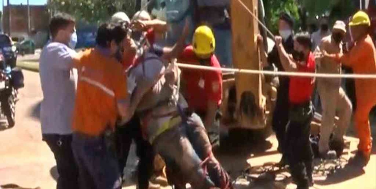 Un obrero cayó en un pozo de más de cinco metros en Rosario: así fue el dramático rescate