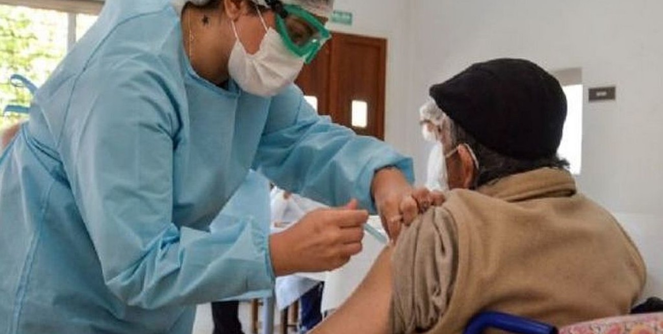 Escándalo en San Juan: cobran $ 200 a ancianos por sacarles un turno para vacunarse