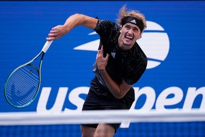 ELLITORAL_402746 |  Reuters Sep 8, 2021; Flushing, NY, USA; Alexander Zverev of Germany hits to Lloyd Harris of South Africa on day ten of the 2021 U.S. Open tennis tournament at USTA Billie Jean King National Tennis Center. Mandatory Credit: Robert Deutsch-USA TODAY Sports