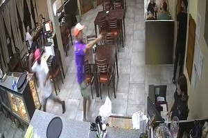 ELLITORAL_436845 |  Captura de video Imagen del robo perpetrado en el local ubicado sobre Av. General Paz y Agustín Delgado