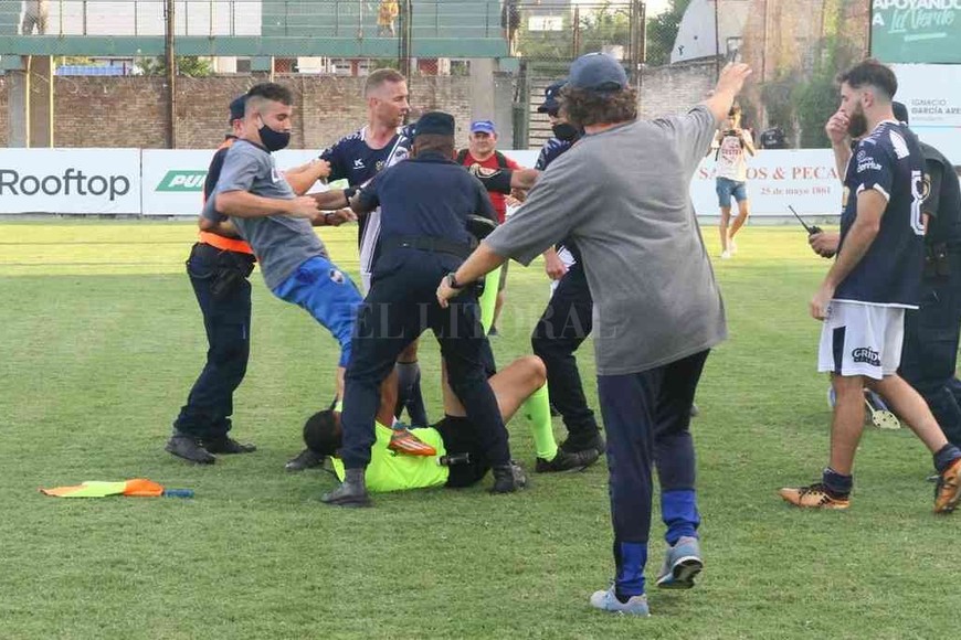 ELLITORAL_359479 | Marcelo Miño Los tristes incidentes que se dieron luego de finalizado el partido.