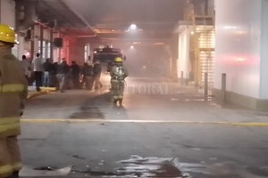 ELLITORAL_400685 |  El Litoral Durante varias horas los bomberos lucharon contra las llamas hasta que lograron controlar el siniestro.