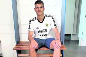 Gentileza Prensa Club Unión Kevin Zenón ya se probó la pilcha de la selección y se entrena con el sub 20 que conduce el  Bocha  Batista. Una gran noticia no sólo para el juvenil que llegó desde Corrientes, sino para todo Unión. Habrá entrenamientos durante toda la semana.