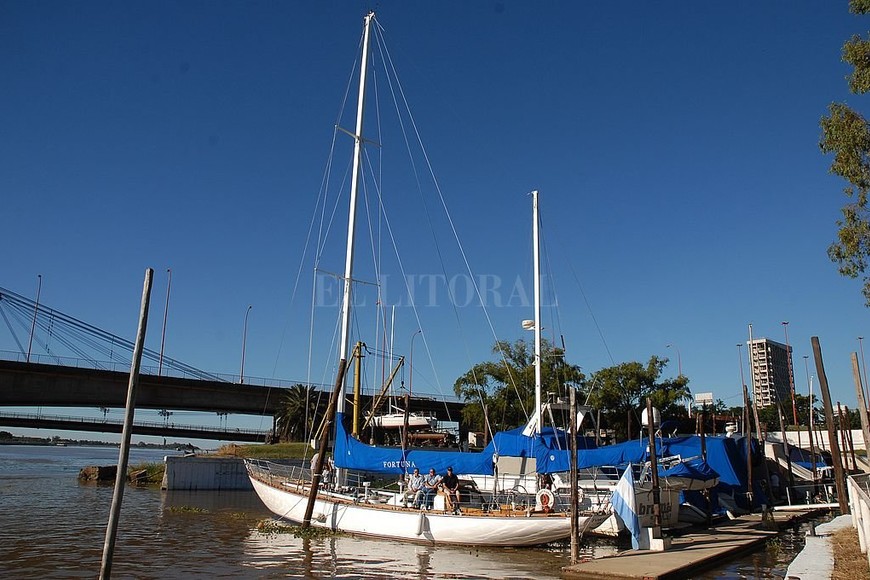 ELLITORAL_357606 |  Archivo Fortuna. El emblemático velero de la Armada Argentina, durante una visita a la ciudad, con motivo de una de las tradicionales regatas Santa Fe-Rosario; esta es la de 2013.